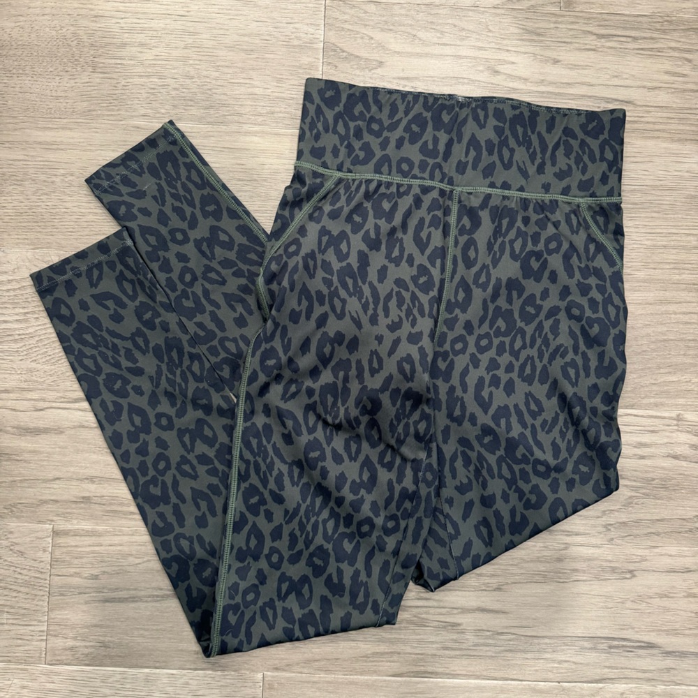 Leopard Print Workout Set - Picture 6 of 7
